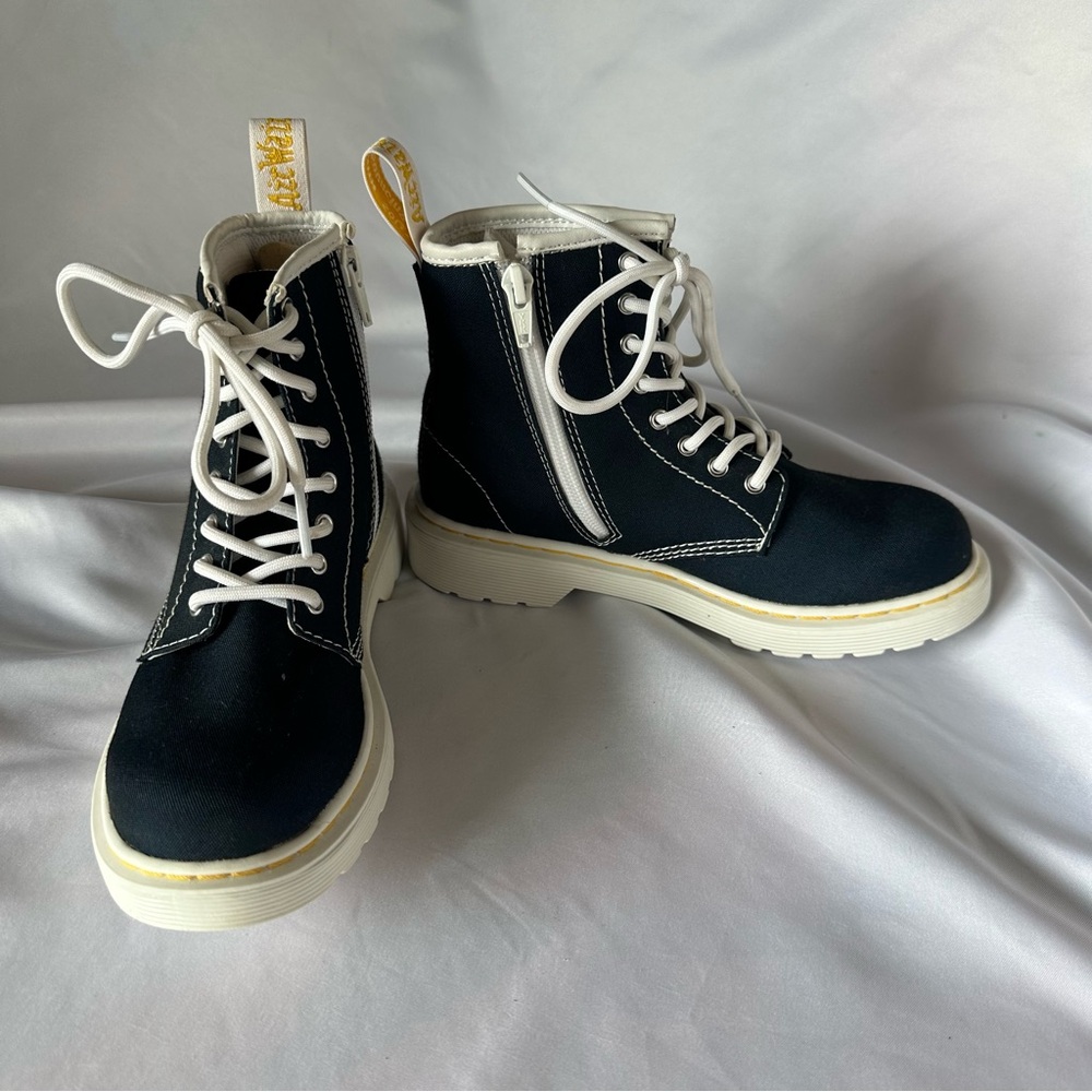*NWOT* Dr. Martens AirWair Black & White High top Tie Zipper Boots Big Kid 2